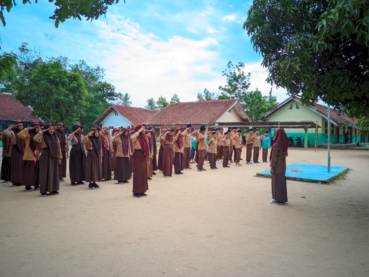 Kegiatan Pramuka Fasilitas Pramuka mendukung latihan rutin seperti baris-berbaris, upacara, dan pembinaan karakter, sehingga siswa lebih disiplin, mandiri, dan kompak
