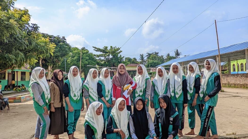 Lapangan Olahraga MTs Roudhotu Tolibin memiliki lapangan olahraga yang luas dan nyaman untuk kegiatan olahraga, senam, serta berbagai aktivitas siswa agar lebih sehat dan aktif.
