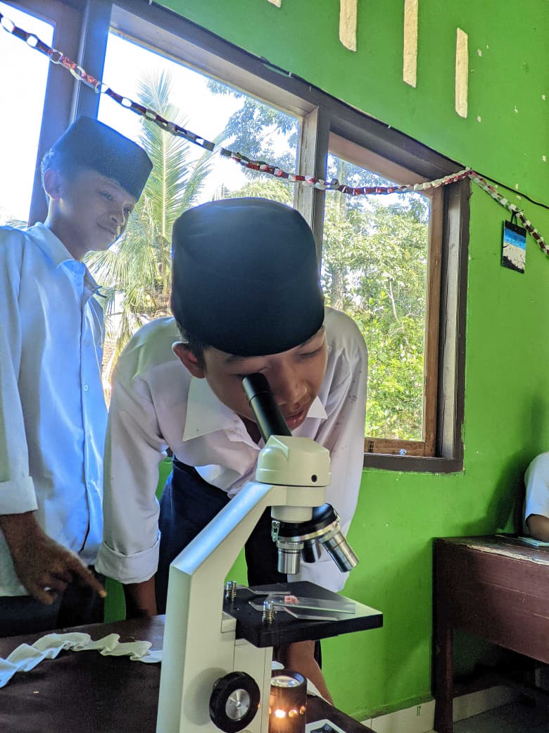Laboratorium IPA / Ruang Praktik Sederhana MTs Roudhotu Tolibin menyediakan fasilitas praktik IPA sederhana di kelas untuk mendukung pembelajaran. 