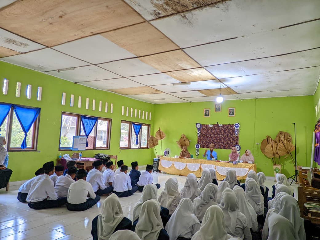 Ruang Aula MTs Roudhotu Tolibin memiliki ruang aula yang digunakan untuk berbagai kegiatan madrasah, seperti rapat, pembinaan siswa, kegiatan keagamaan, serta acara besar seperti peringatan hari-hari penting
