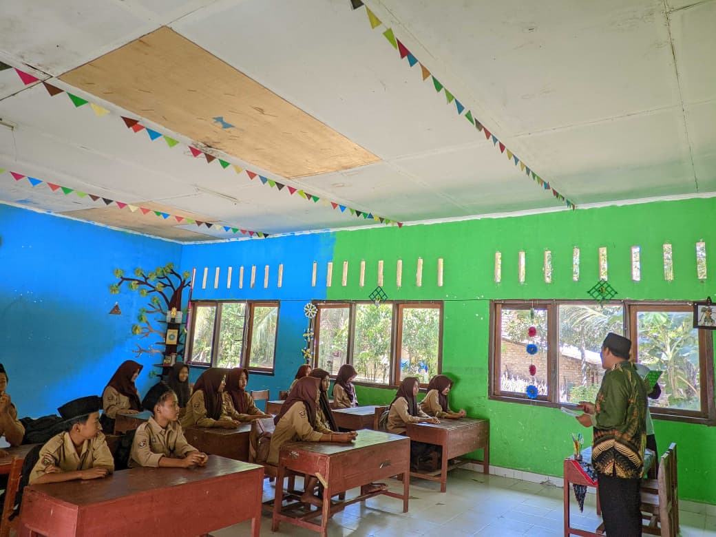 Ruang Kelas MTs Roudhotu Tolibin memiliki ruang kelas yang nyaman dan kondusif untuk kegiatan belajar mengajar, sehingga siswa dapat belajar dengan fokus, tertib, dan semangat.